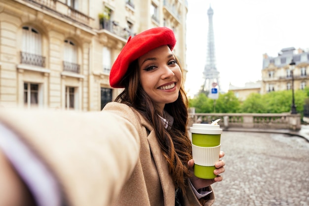 Belle jeune femme visitant paris et la tour eiffel