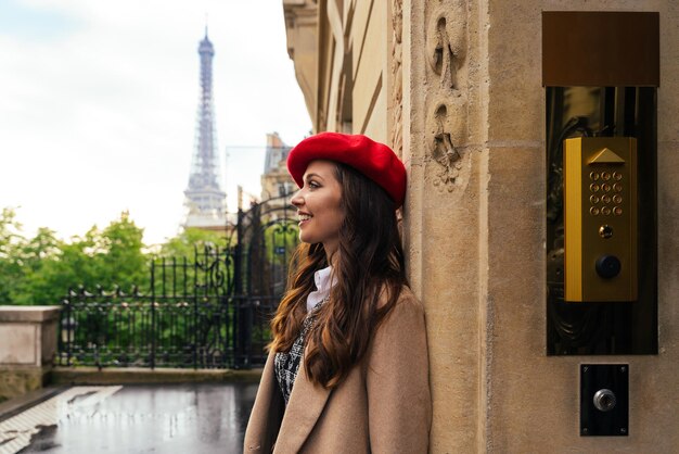 Photo belle jeune femme visitant paris et la tour eiffel