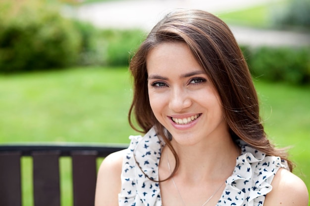Une belle jeune femme .