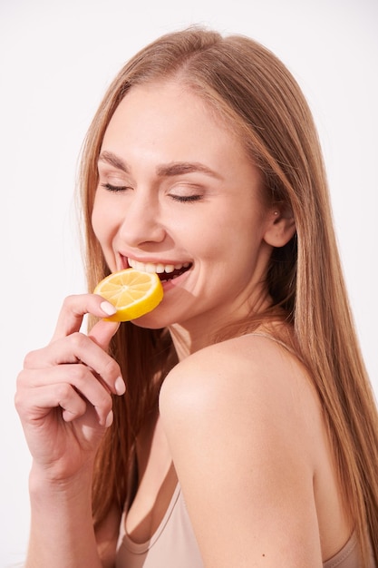 Photo belle jeune fille appréciant les fruits juteux