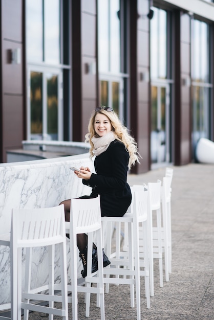 Belle jeune fille aux cheveux blonds ondulés à l'extérieur