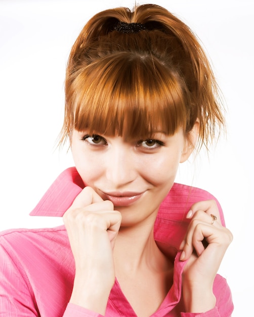 Belle jeune fille aux cheveux rouges