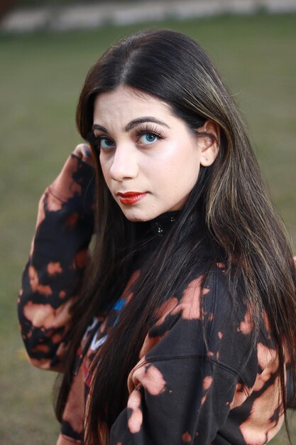 Une belle jeune fille aux yeux bleus regardant vers l'avant de l'objectif de l'appareil photo