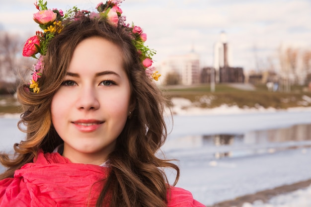 Belle jeune fille avec un bandeau floral