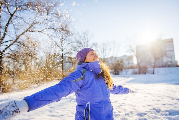 Photo belle jeune fille bénéficie d'une promenade dans le parc en hiver.