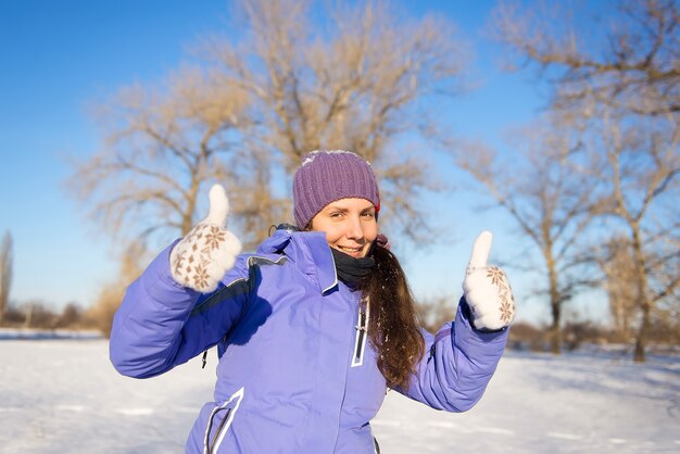 Photo belle jeune fille bénéficie d'une promenade dans le parc en hiver.