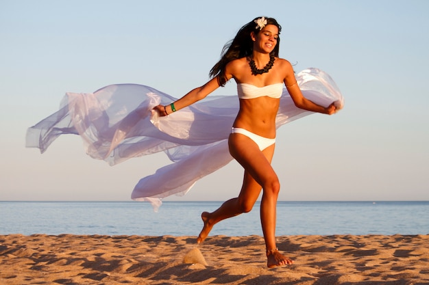 Belle jeune fille avec un bikini blanc