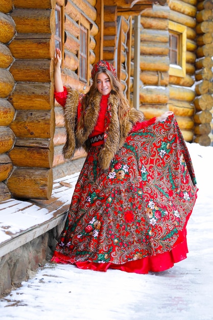 Belle jeune fille blonde aux cheveux longs en vêtements nationaux traditionnels russes en hiver l'Izmail