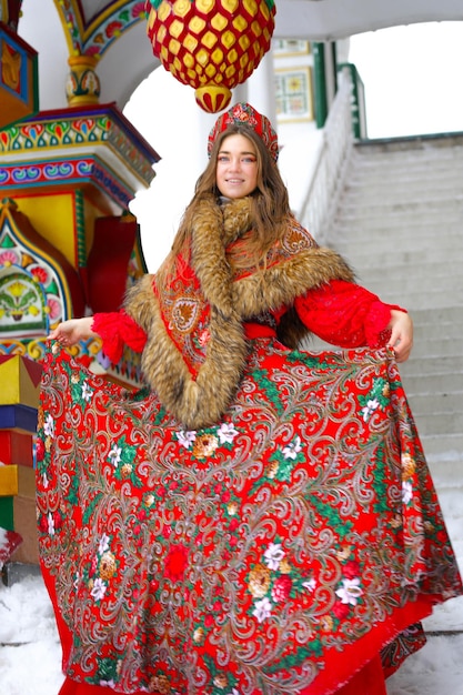 Belle jeune fille blonde aux cheveux longs en vêtements nationaux traditionnels russes en hiver l'Izmail