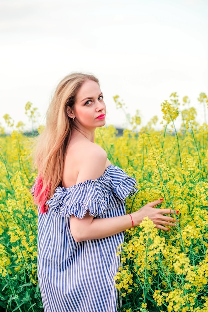 Belle jeune fille blonde pose pour la caméra en cas de viol