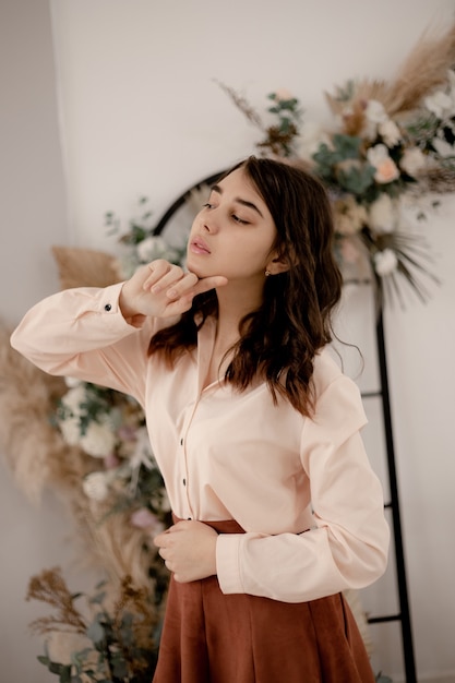 belle jeune fille bouclée dans un intérieur de maison floral