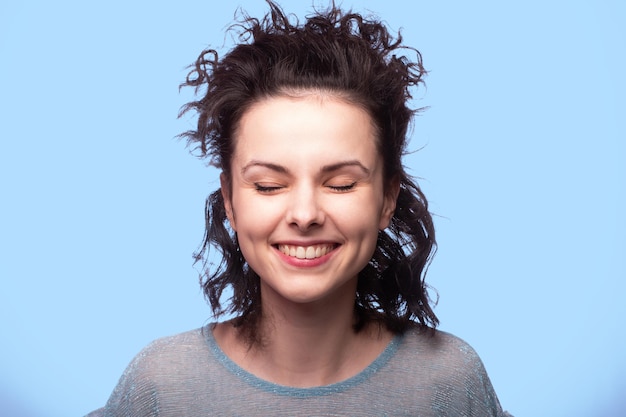 belle jeune fille bouclée fond bleu