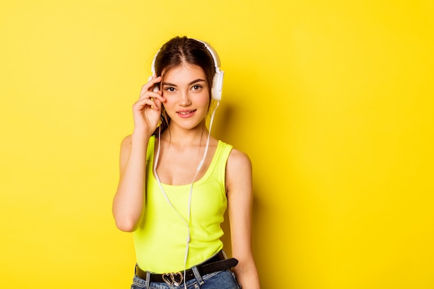 Belle jeune fille avec un casque