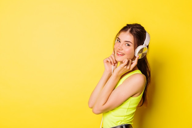 Belle jeune fille avec un casque