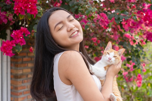 Belle jeune fille avec un chat à la porte