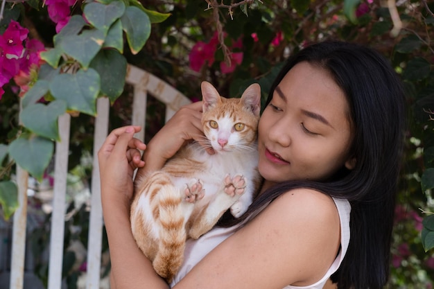 Belle jeune fille avec un chat à la porte