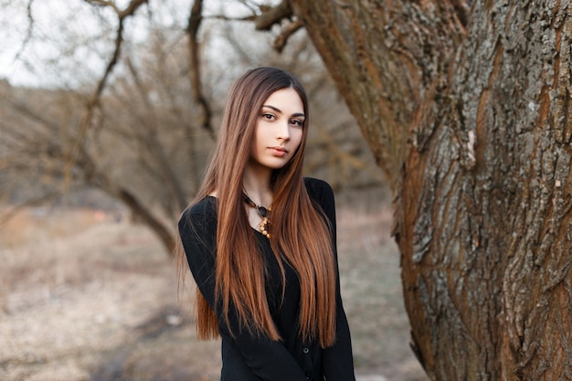 Belle jeune fille en chemisier noir