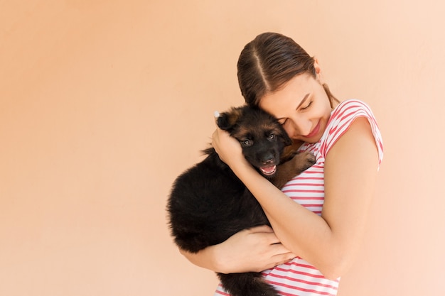 Belle jeune fille avec un chiot noir