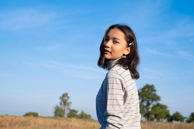 Belle jeune fille avec un ciel bleuAsian girl