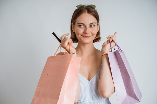 Belle jeune fille commerçante avec une carte de crédit