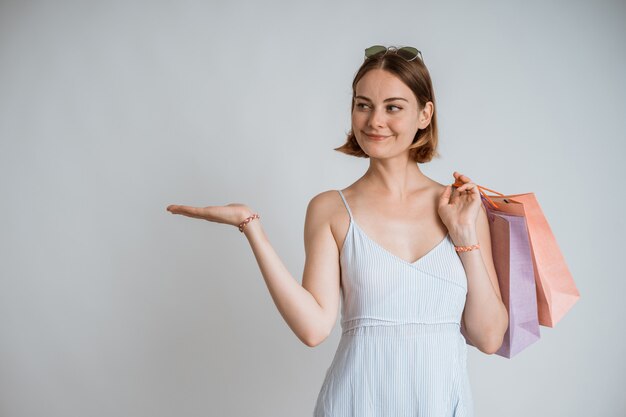 Belle jeune fille commerçante souriante