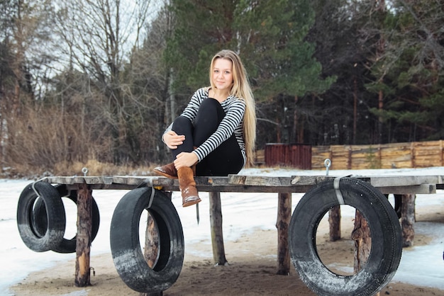 Une belle jeune fille sur la côte en hiver