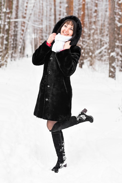 Belle jeune fille dans une forêt blanche d'hiver.