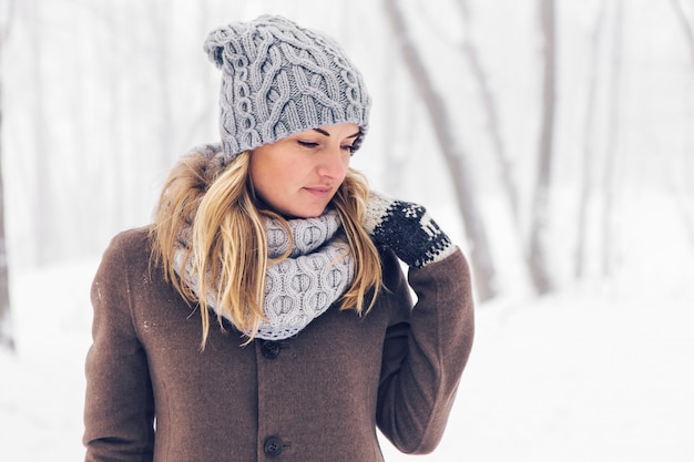 Belle jeune fille dans une forêt d'hiver blanche