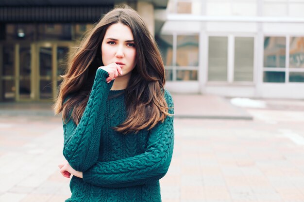 belle jeune fille dans un pull vert