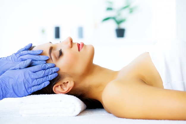 Photo belle jeune fille dans un salon de beauté