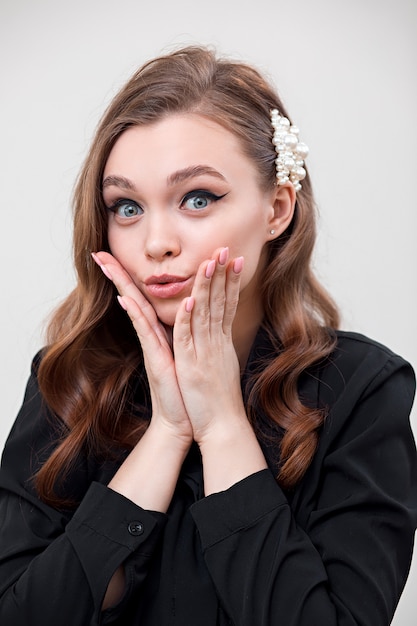 Belle jeune fille avec du maquillage dans une chemise noire