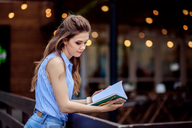 Belle jeune fille étudiante avec un livre