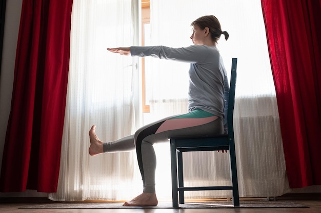 Belle jeune fille faisant des exercices à la maison