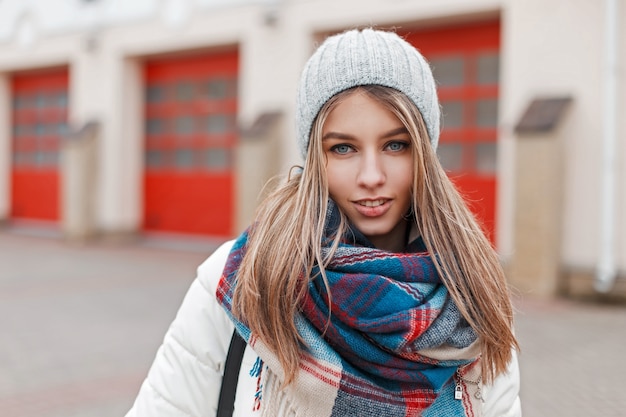 Belle jeune fille heureuse marchant dans la ville