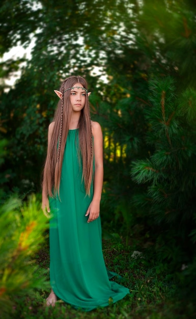 Une belle jeune fille à l'image d'un elfe dans le parc