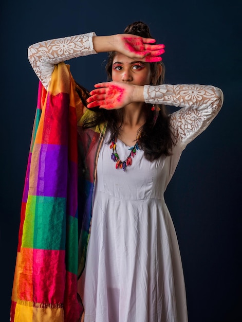 Une belle jeune fille joue avec les couleurs à l'occasion de Holi Le concept du festival indien Holi