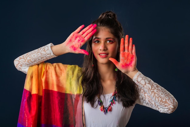 Une belle jeune fille joue avec les couleurs à l'occasion de Holi Le concept du festival indien Holi