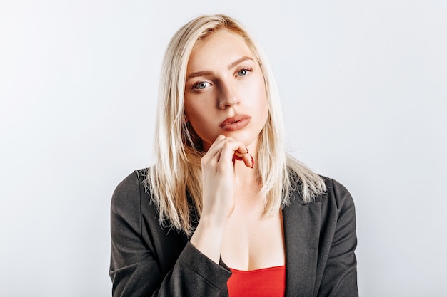 Belle jeune fille malheureuse fronce les sourcils et pense à l'espace isolé gris