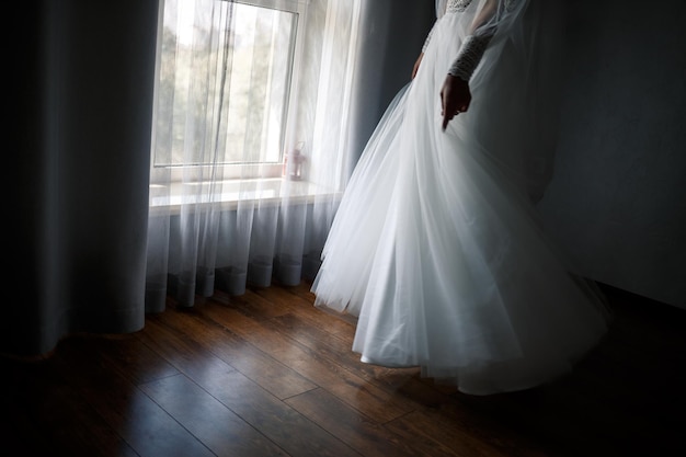 Belle jeune fille mariée le jour du mariage Robe de mariée blanche Vêtements habillés modernes pour femmes