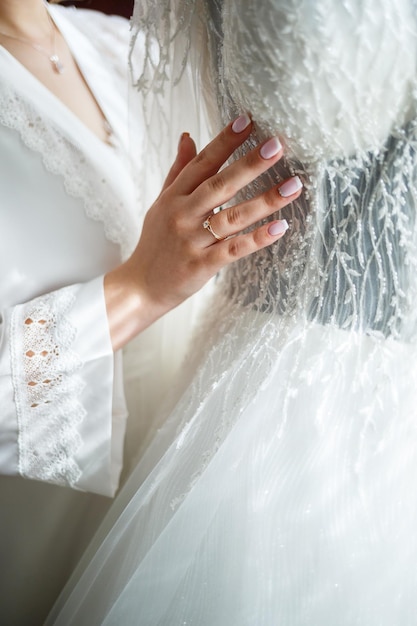 Belle jeune fille mariée le jour du mariage Robe de mariée blanche Vêtements habillés modernes pour femmes