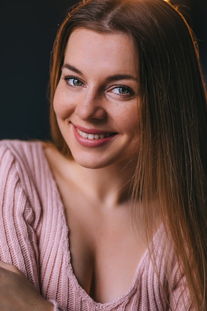 belle jeune fille à la mode élégante avec des yeux verts de maquillage naturel avec un pull en tricot