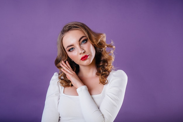 Une belle jeune fille montre des émotions et des sourires