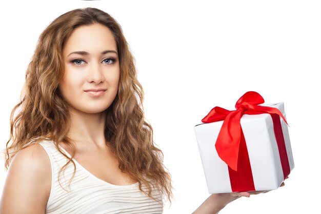 Belle jeune fille de Noël avec un cadeau isolé sur fond blanc