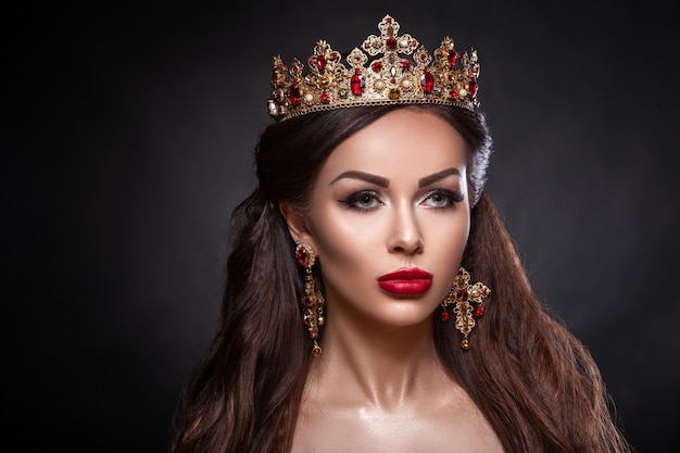 Belle jeune fille, peau propre et saine, maquillage et coiffure professionnels, couronne sur la tête