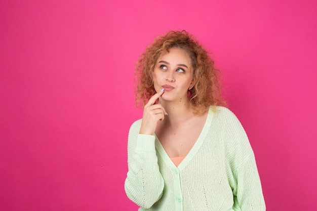 La belle jeune fille pensive pense aux actions Il y avait une nouvelle idée réussie