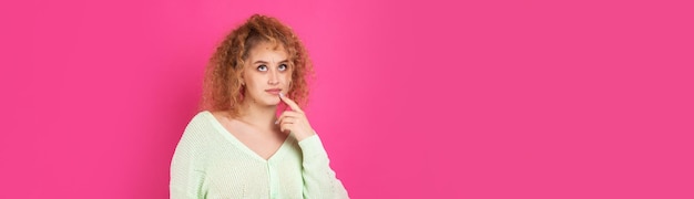 La belle jeune fille pensive pense aux actions Il y avait une nouvelle idée réussie