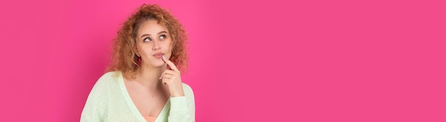 La belle jeune fille pensive pense aux actions Il y avait une nouvelle idée réussie