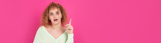 Photo la belle jeune fille pensive pense aux actions il y avait une nouvelle idée réussie