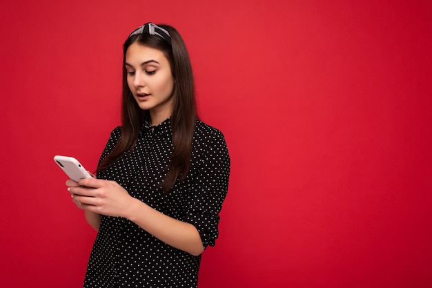 Belle jeune fille portant des vêtements décontractés