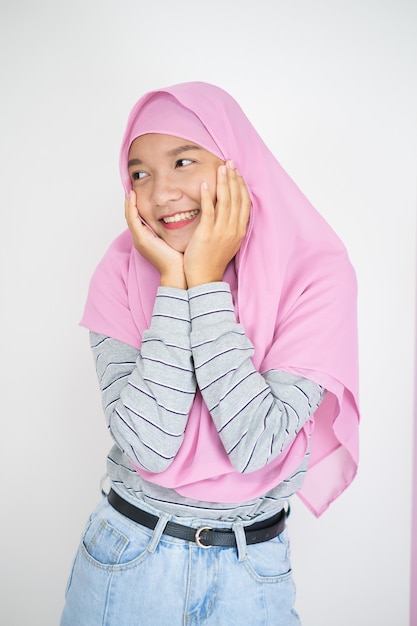 Belle jeune fille porte un hijab rose sur fond blanc